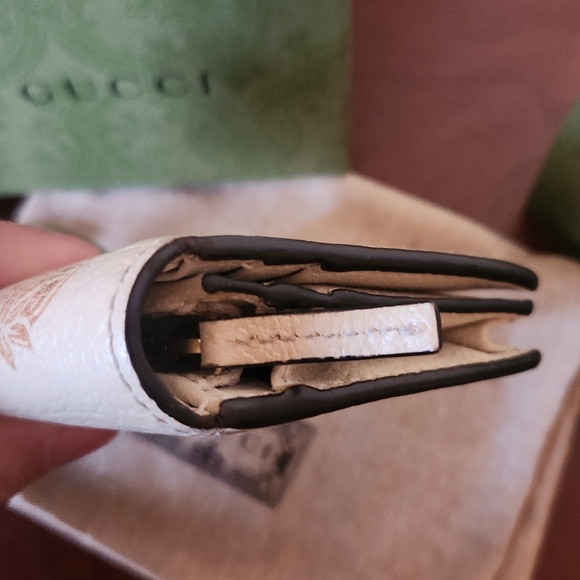 Gucci GG White Berry Marmont Bifold Card Case Wallet - Picture 3 of 9